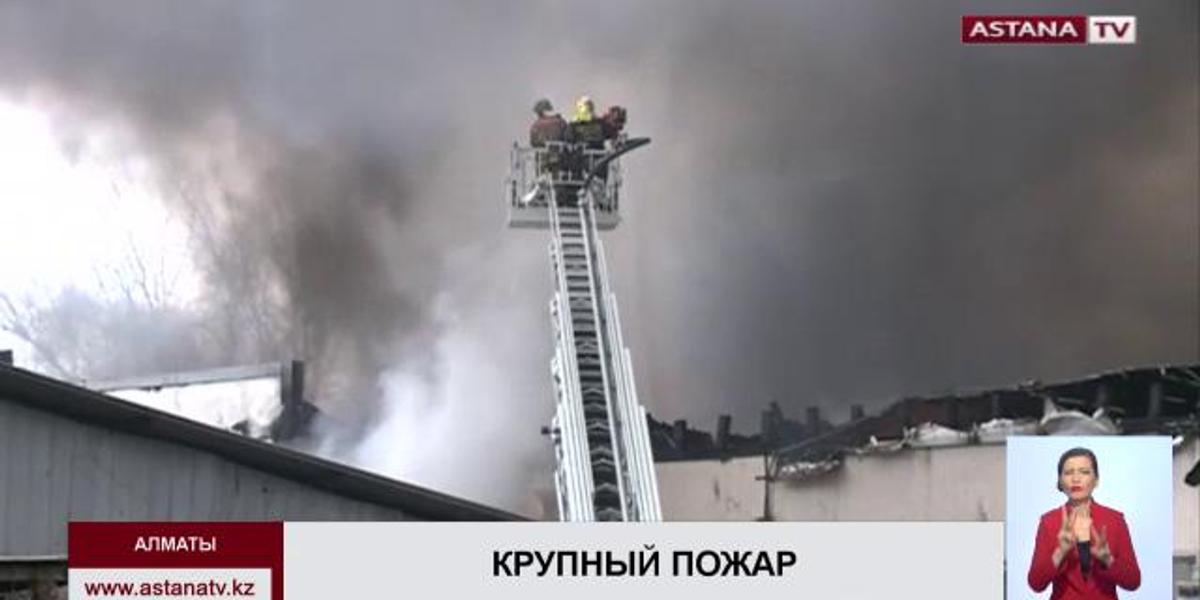 В Алматы подсчитывают убытки после пожара на складских помещениях в районе «барахолки»