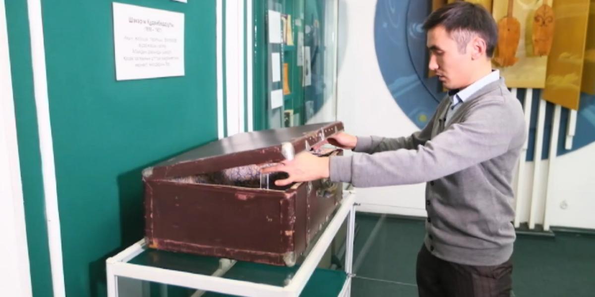В музее Семея выставили чемодан, в котором принесли останки Шакарима Кудайбердиева