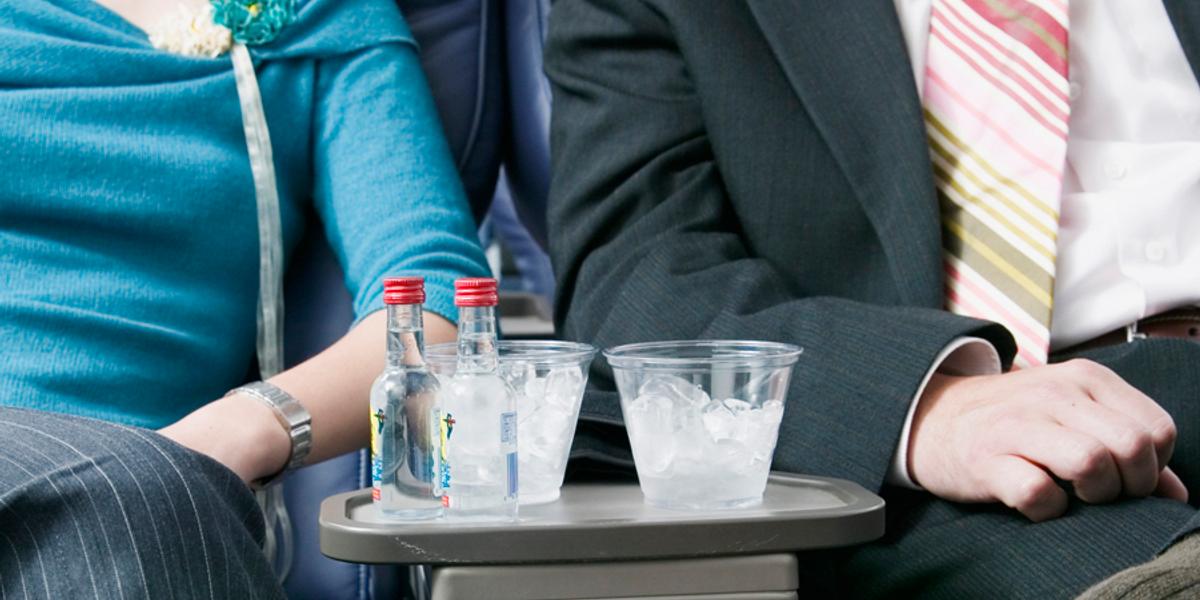 Ветераны авиации предлагают запретить алкоголь на борту самолета из-за дебоширов