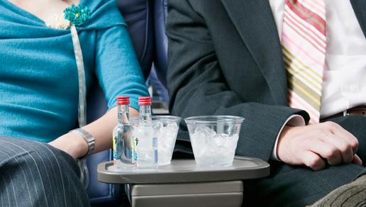 Ветераны авиации предлагают запретить алкоголь на борту самолета из-за дебоширов