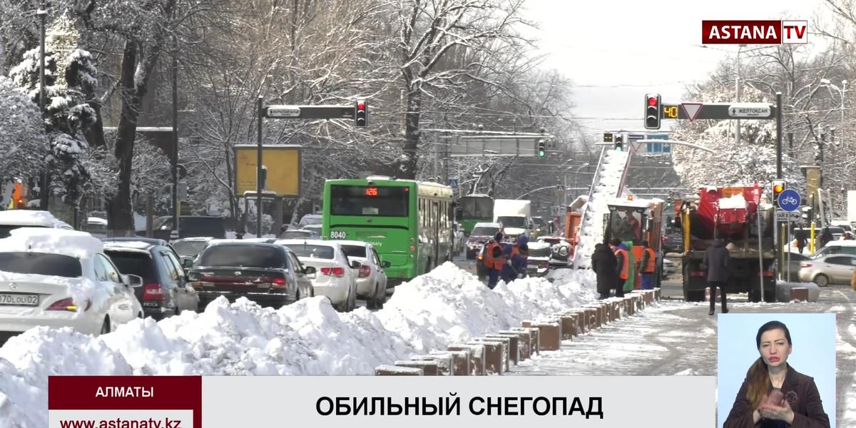 В Алматы из-за снегопада образовались восьмибалльные пробки