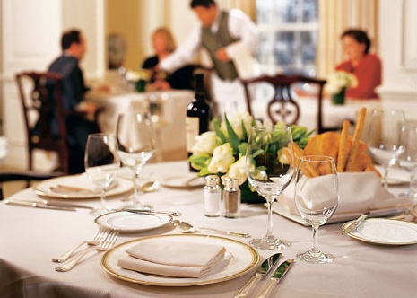 Сервировка стола в ресторане. Dining options. Dining options. Dining options. Семья в кафе.