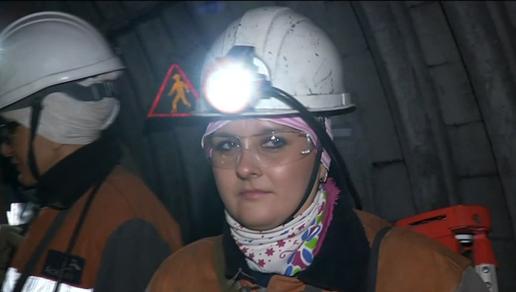 Карагандинские женщины трудятся в шахтах с макияжем