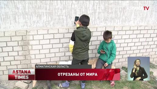 Сельские школьники учатся на улице в Алматинской области