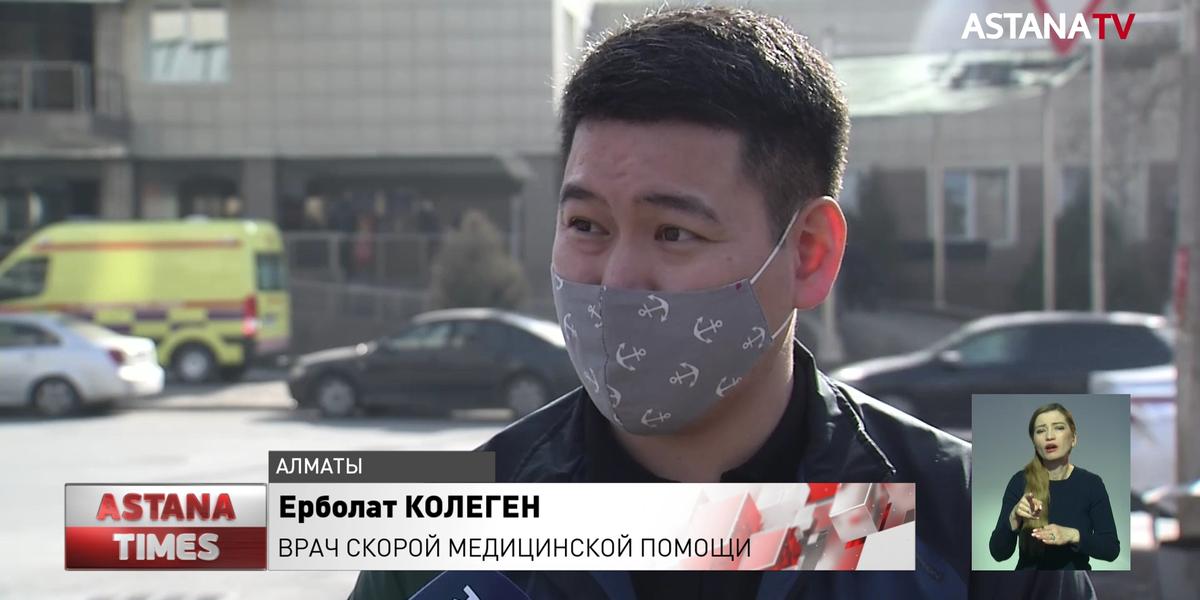 Выплаты ковидных надбавок требуют работники скорой помощи в Алматы