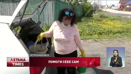 Жительница Петропавловска с ведром щебня ремонтирует городские дороги