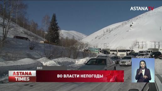 Сдувало большегрузы: из-за метели десятки казахстанцев оказались в снежном плену