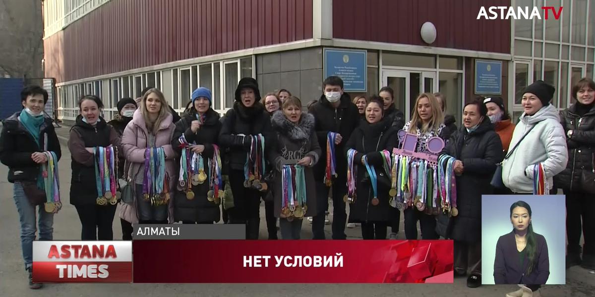 "Готовы тренироваться в складах": юные гимнастки Алматы остались на улице