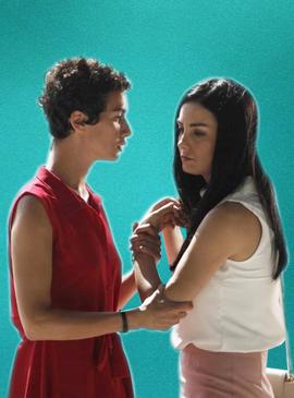 Үлкен бөкселері бар кішкентай әйелдер Бөкседегі жыныстық шарлар