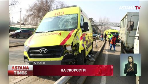 Трое медиков и водитель пострадали во время ДТП с участием неотложки в Алматы