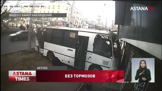 Автобус протаранил салон связи в Актобе