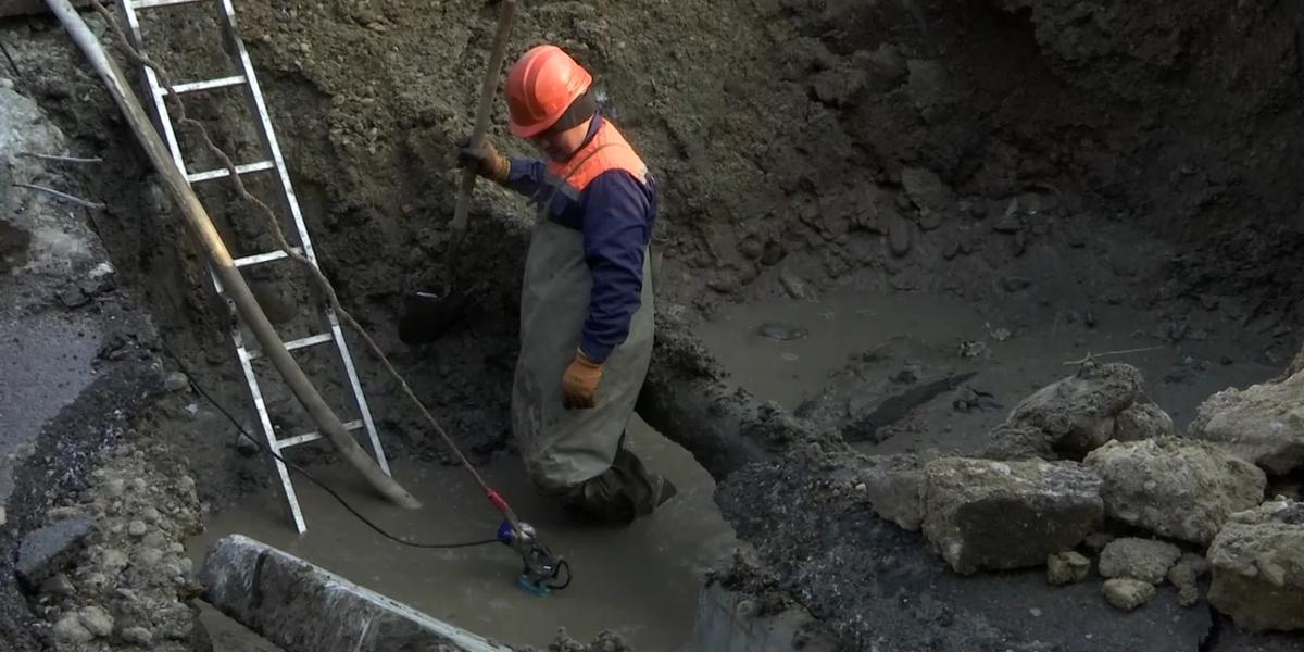 «Все вещи клиентов остались под водой и грязью», - предприниматели пострадали из-за прорыва водопровода в Алматы