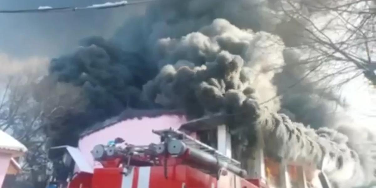 Пожарный пострадал при тушении пожара на рынке Тараза