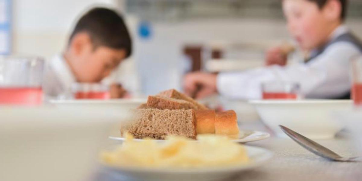 «Дают помои»: родители уральских школьников жалуются на питание