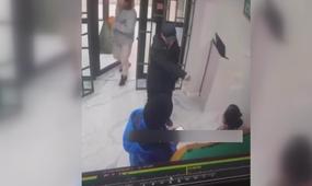 Клиенты банка помогли задержать грабителя с ножом в Актау