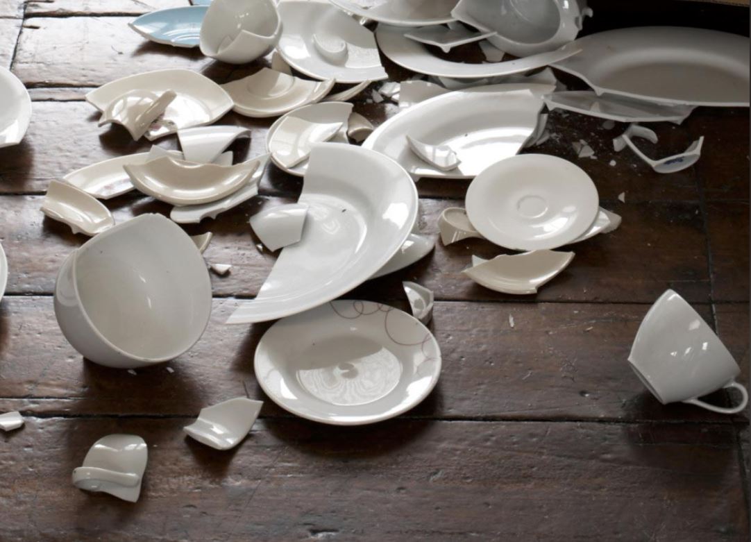 Разбитая тарелка. Музыкальные тарелки в руках. Тарелка сломалась. Тарелки музыкальный инструмент. Разбитая посуда.