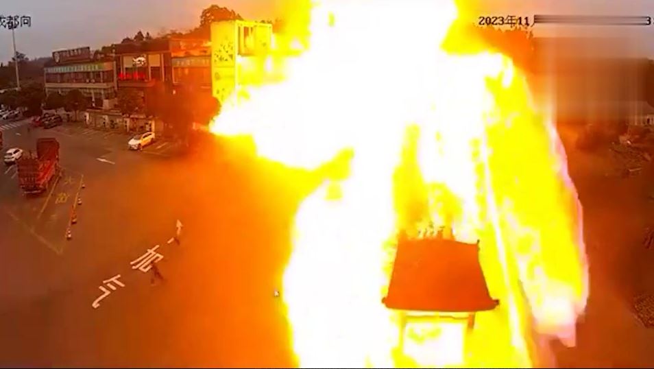 Землетрясение в китае 2008 сычуань. Землетрясение. China lockdown finish. Горящая электричка в малоярославце. Что произошло в китае 2024.