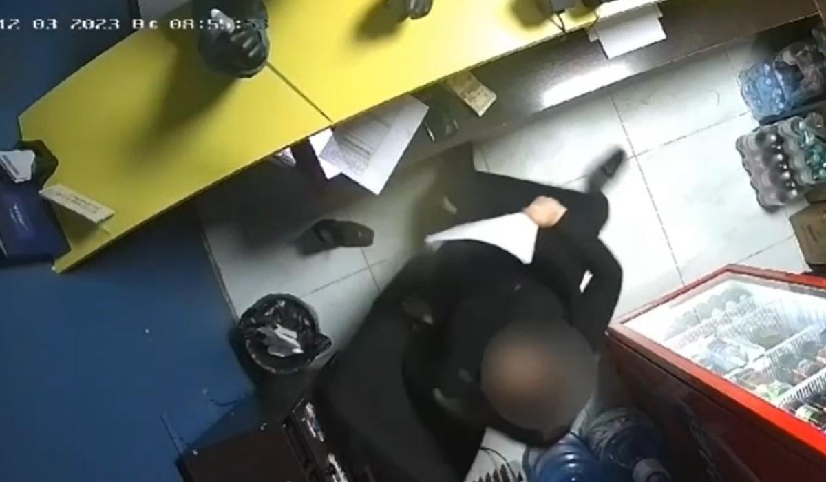 Мужчина с кухонным ножом напал на букмекеров в Атырау (ВИДЕО)