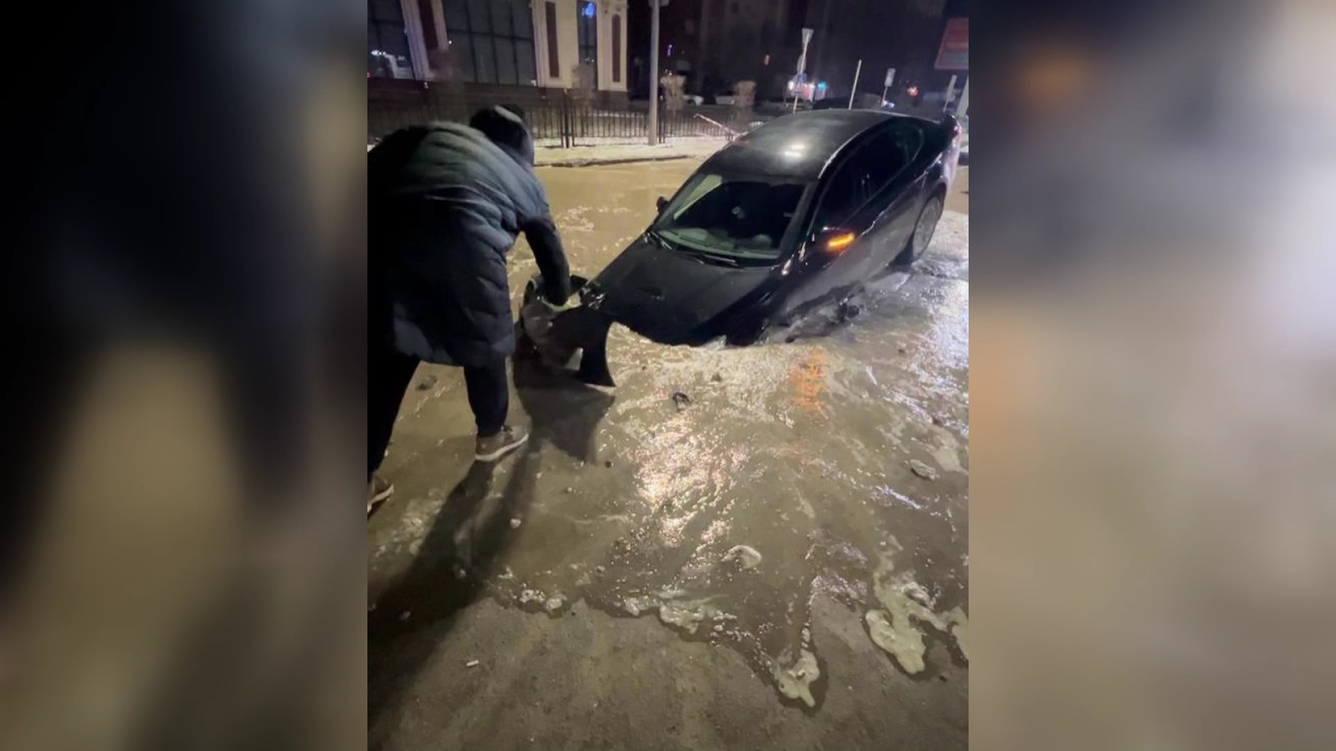 В сочи провалились машины