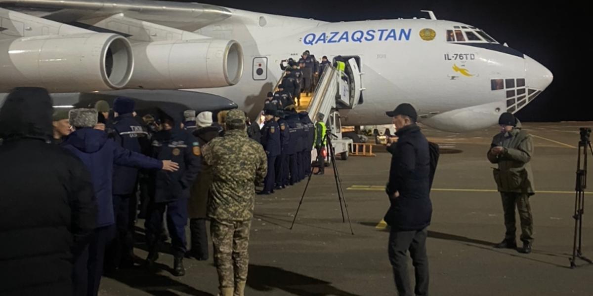Второй эшелон казахстанских спасателей приземлился в столице