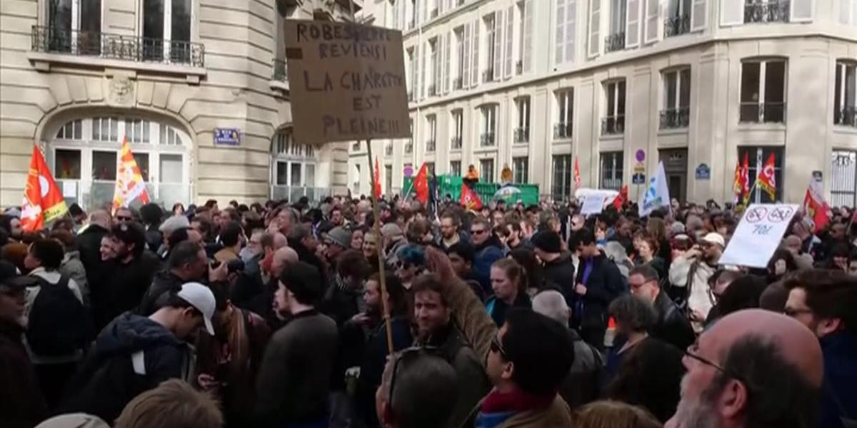 Протесты против пенсионной реформы привели к арестам более 300 человек во Франции
