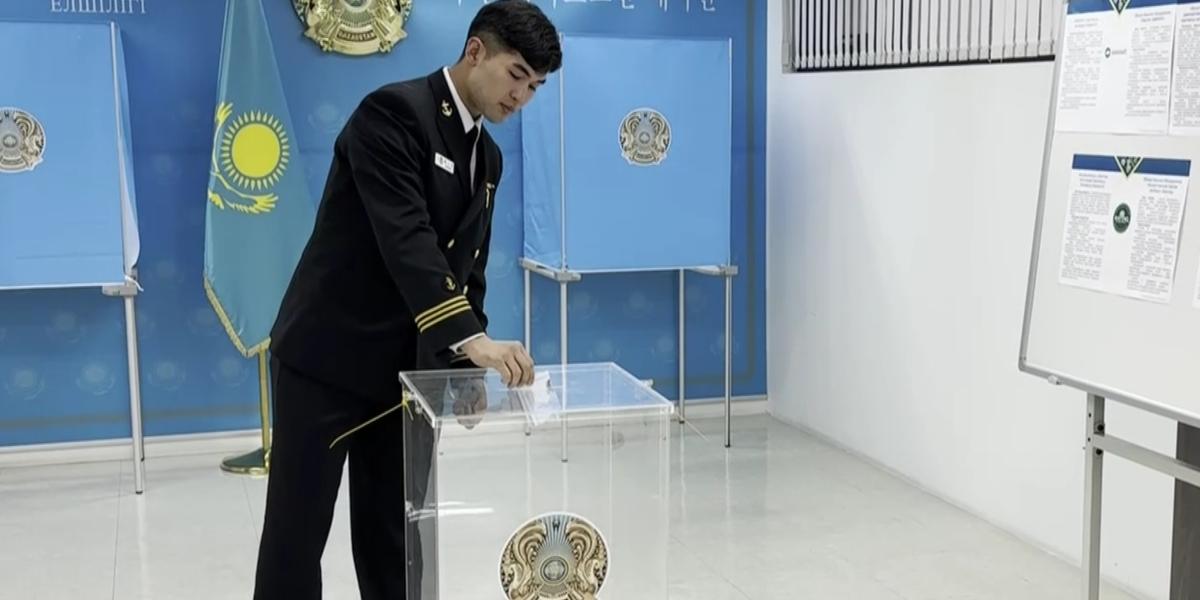Оңтүстік Кореядағы ҚР азаматы курсант Елнұр Асанов бірінші болып дауыс берді