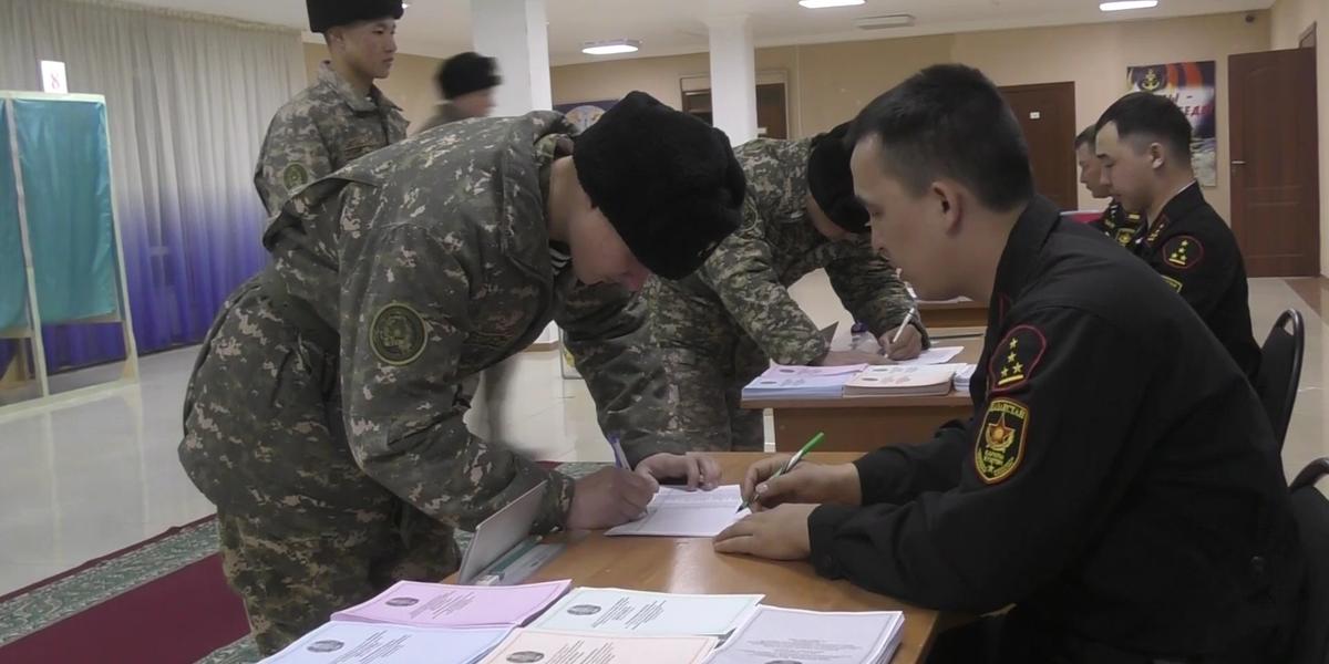 Казахстанские военнослужащие завершили голосование на избирательных участках в военных городках
