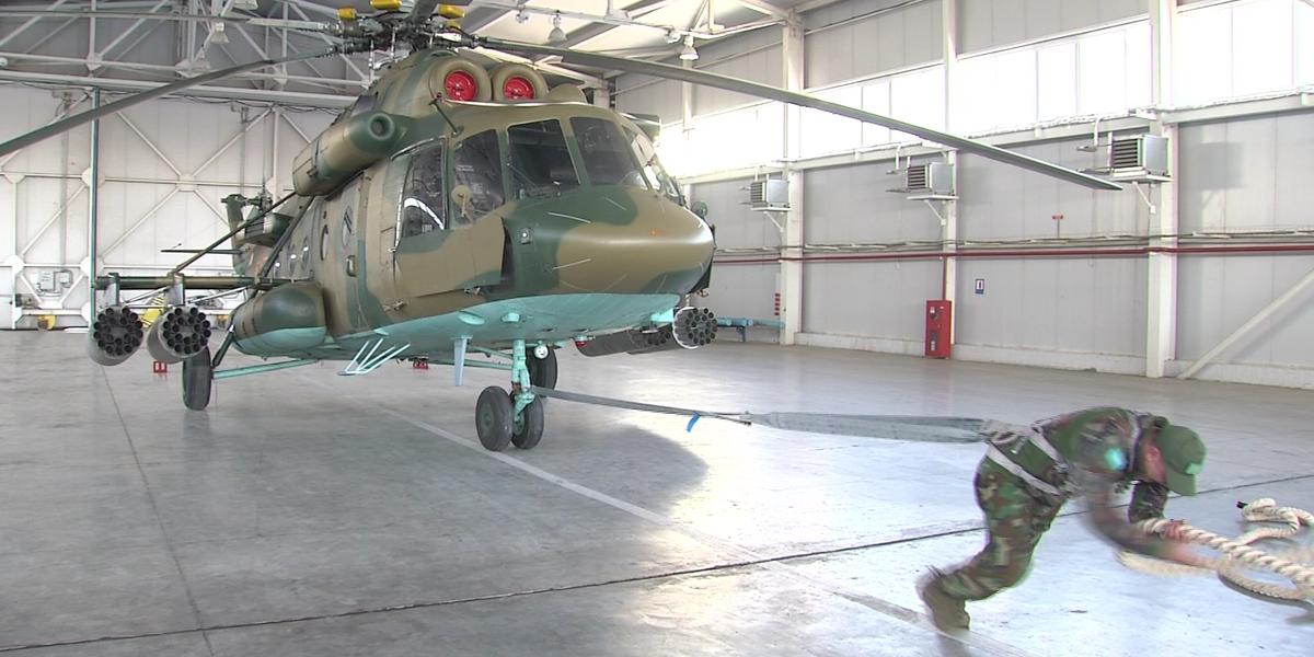 Казахстанский полицейский протащил вертолет и попал в Книгу рекордов
