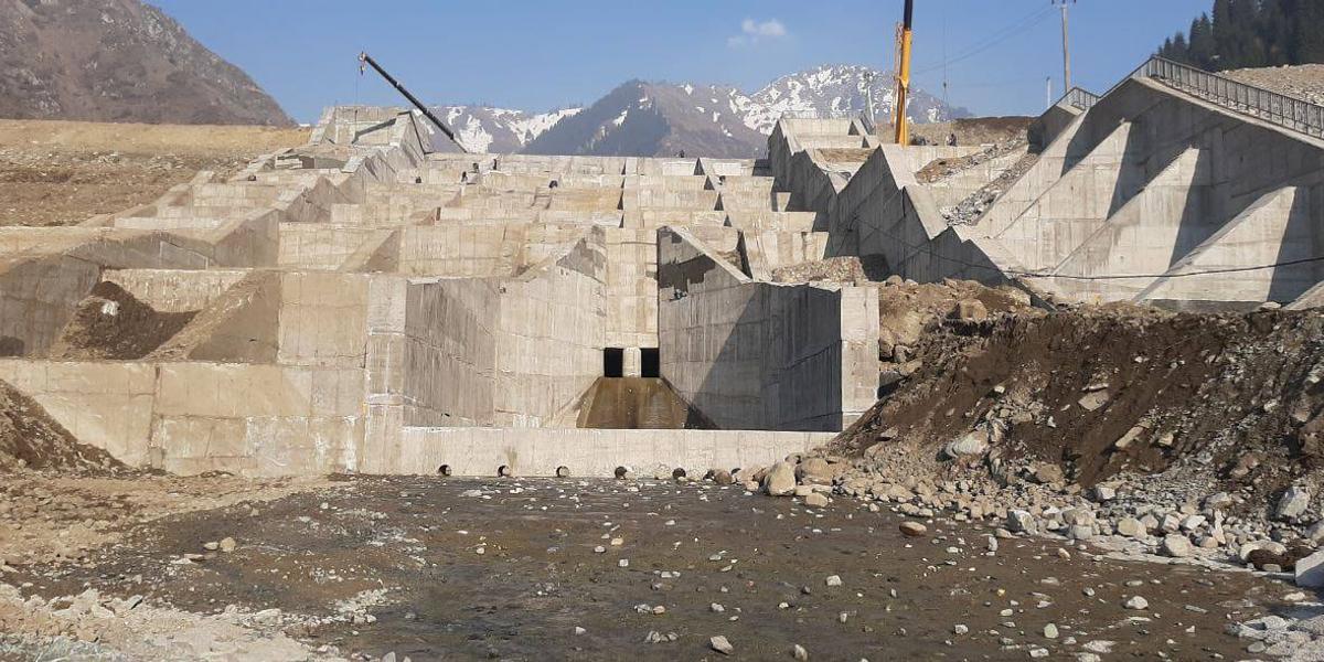 Спасёт ли "Аюсай"?: селезащитную плотину в Алматы достроили на 89%