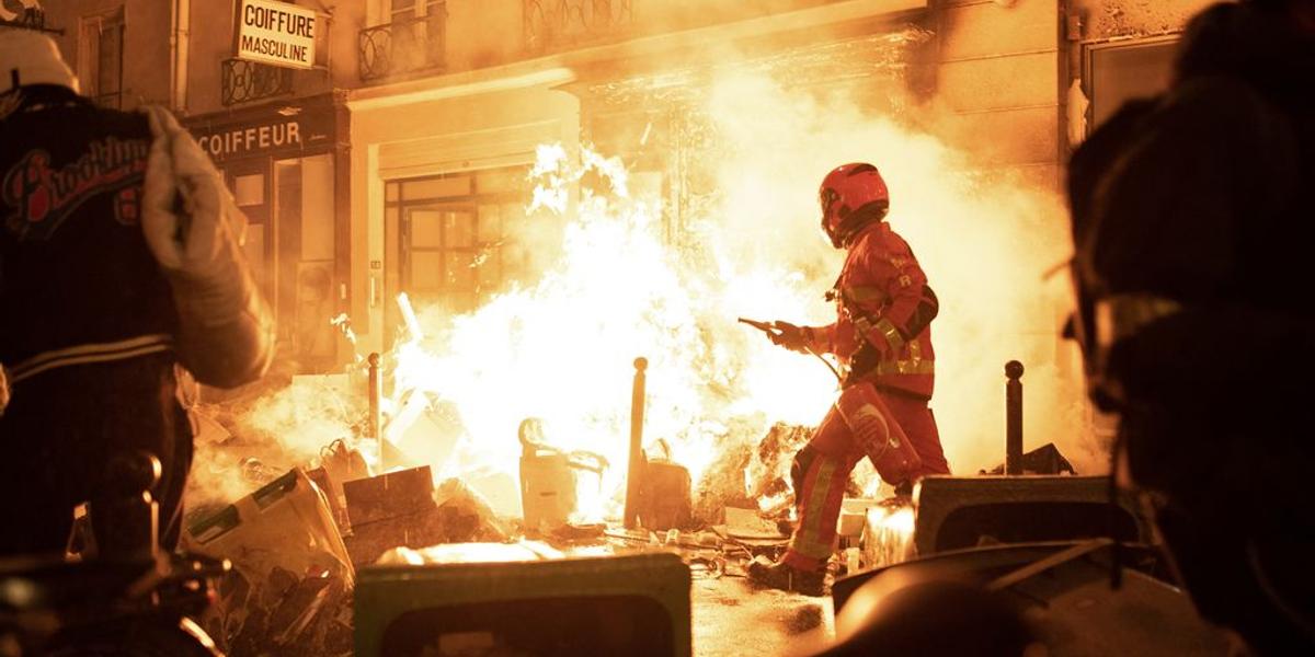 150 полицейских и жандармов ранены во время беспорядков во Франции