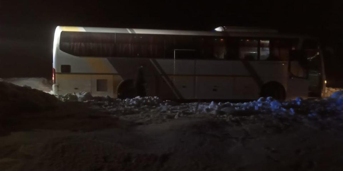 Спасатели эвакуировали порядка 30 человек из снежного заноса в Карагандинской области