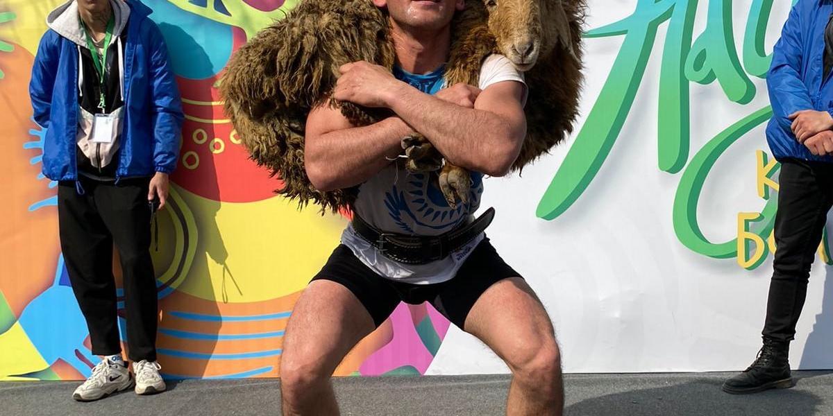 Казахстанец установил новый рекорд по приседанию с барашком