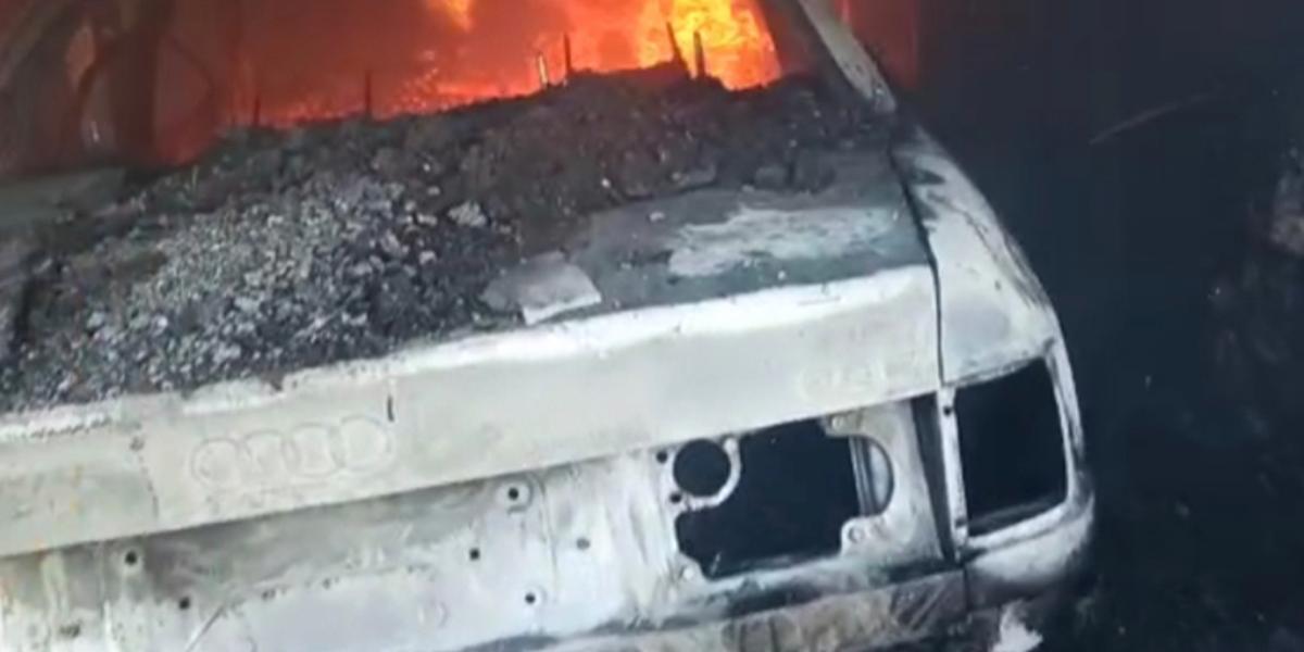 Две машины сгорели в селе на севере страны