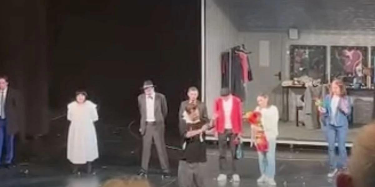 Театр басшысы қысым көрсеткен: Актер сахнада тамырын кесіп тастады