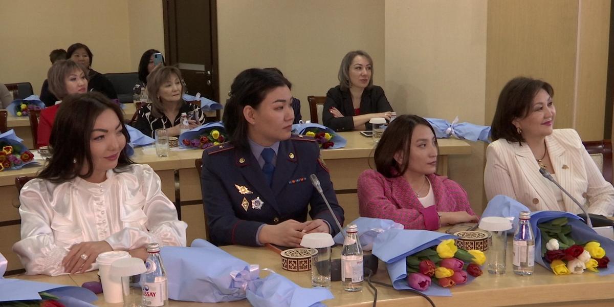 Больше половины госслужащих в Казахстане - женщины