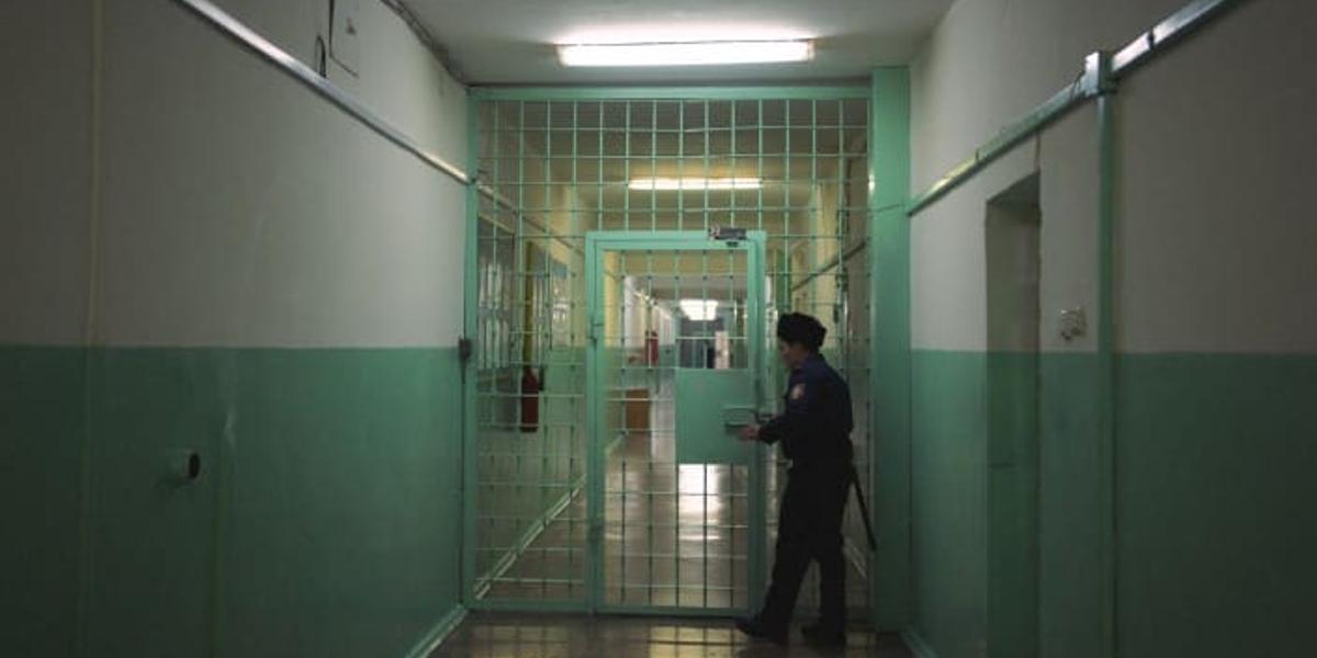 Душил мать и бил полицейских: байконурца передали правоохранителям Казахстана