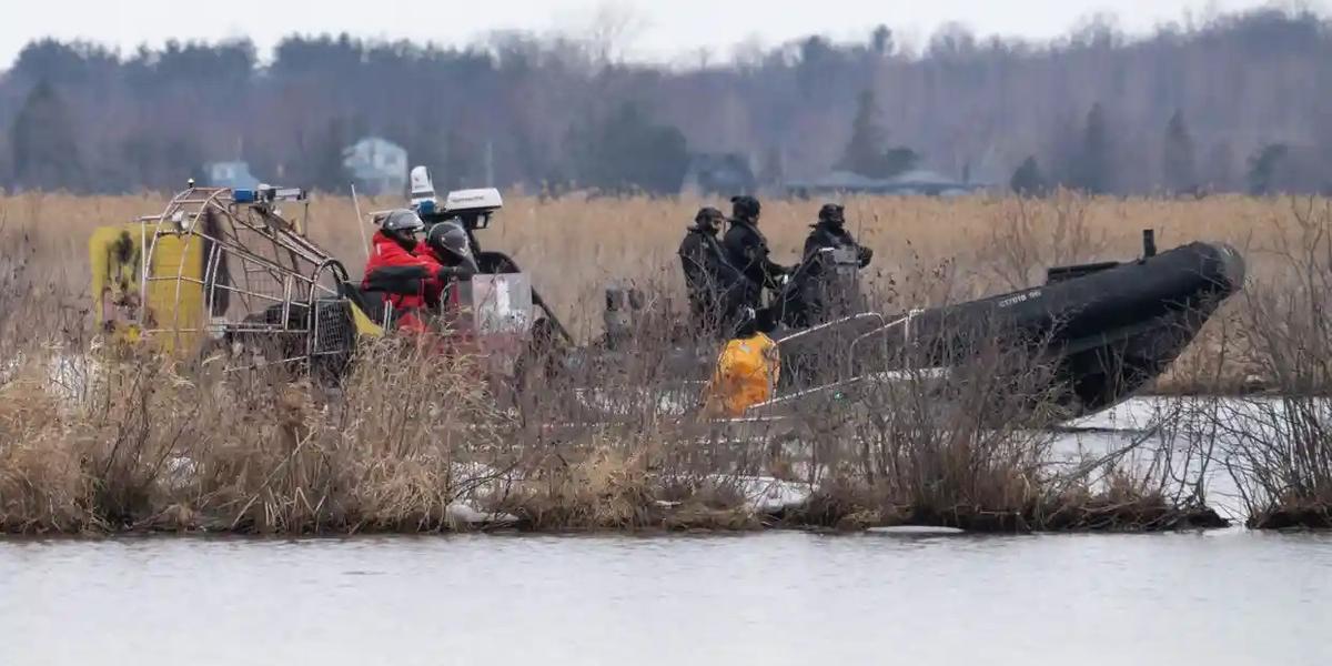 Восемь трупов, в том числе детский, выловили из реки на границе США и Канады