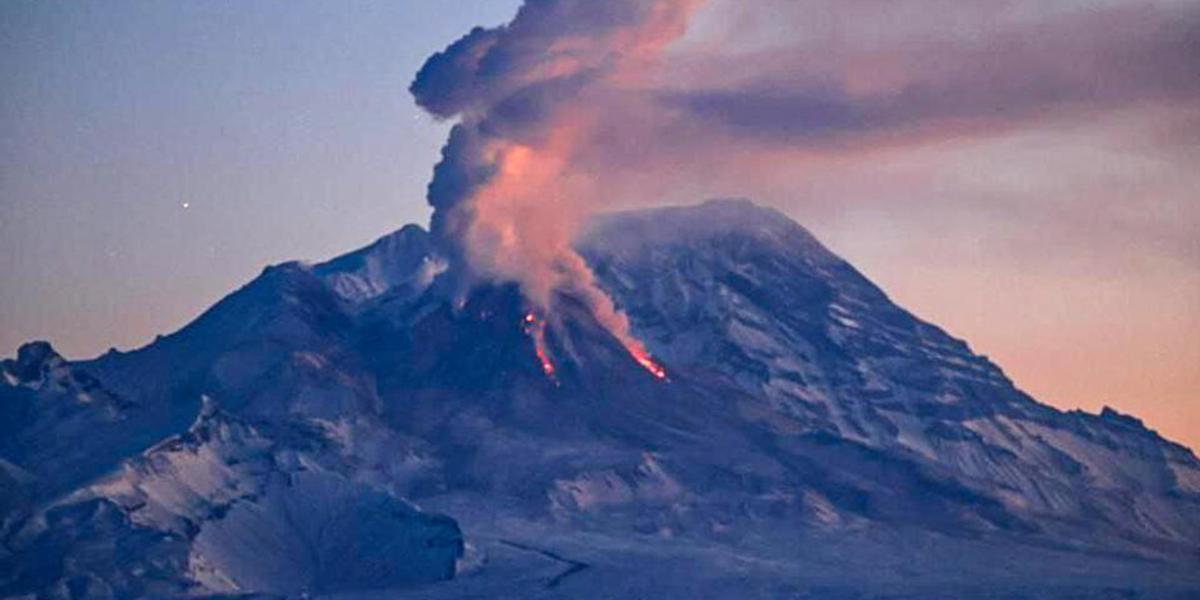 "Красный" уровень опасности: на Камчатке началось мощное извержение вулкана