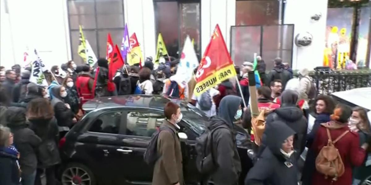 Протестующие взяли штурмом штаб-квартиру компании LVMH в Париже