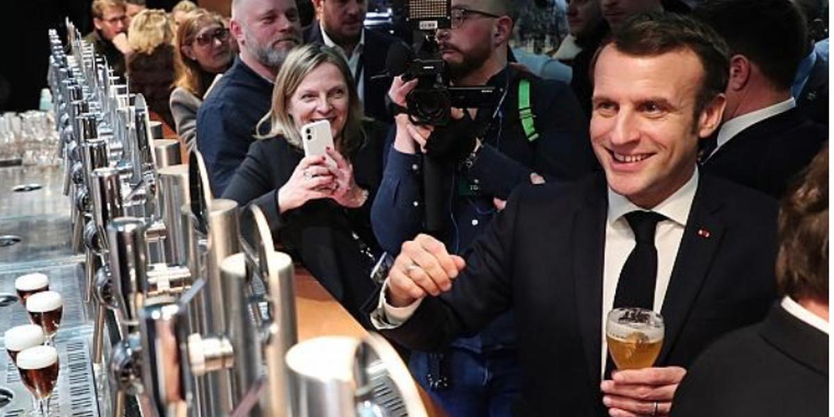 Макрон выпил пиво в кафе на юге Франции: рейтинг заведения обвалился