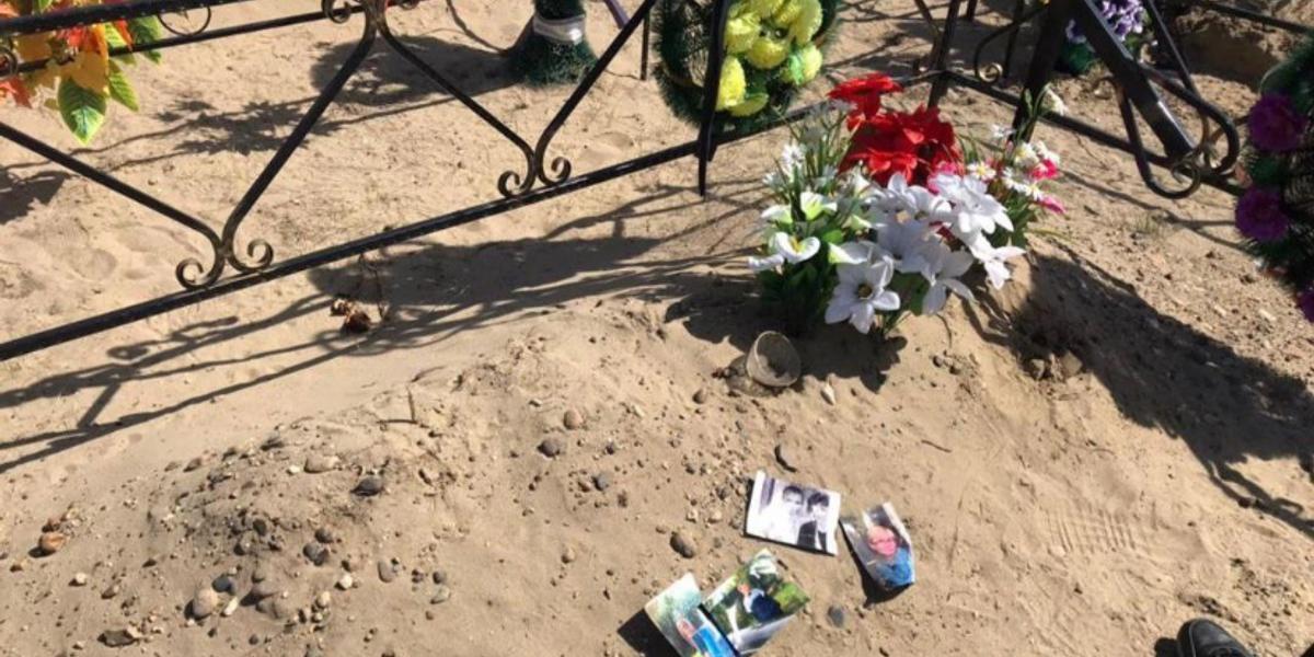 Семейные фотографии нашли на кладбище Семея: есть подозрения на колдовство