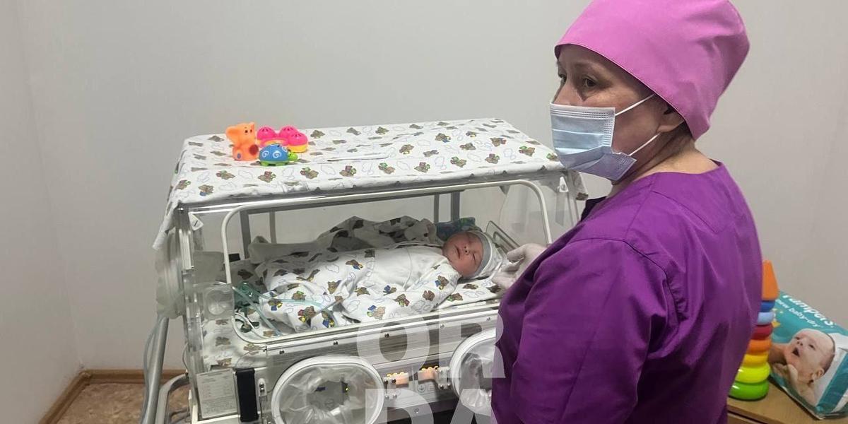 Ребенка нашли в мусорном баке в Уральске: малыша берет под опеку бабушка