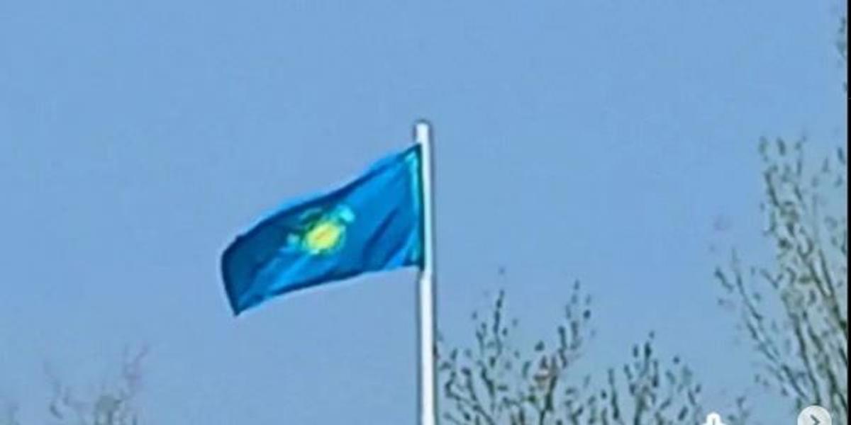 Перевернутый флаг Казахстана заметили на площади в Астане