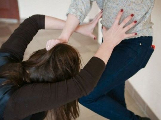 Бьют девушку видео. Коза бьет девушку. Девушка отписалась. Униженная женщина. Бьют девушку видео.