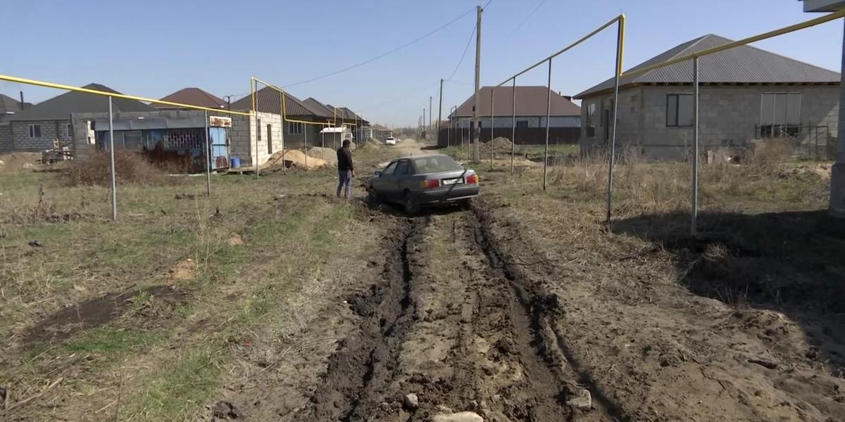 Новостройки утопают в грязи и талых водах в крупном селе Алматинской области