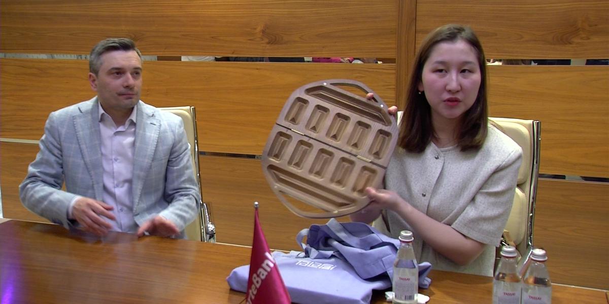Казахстанка заинтересовала Louis Vuitton сумкой в виде юрты
