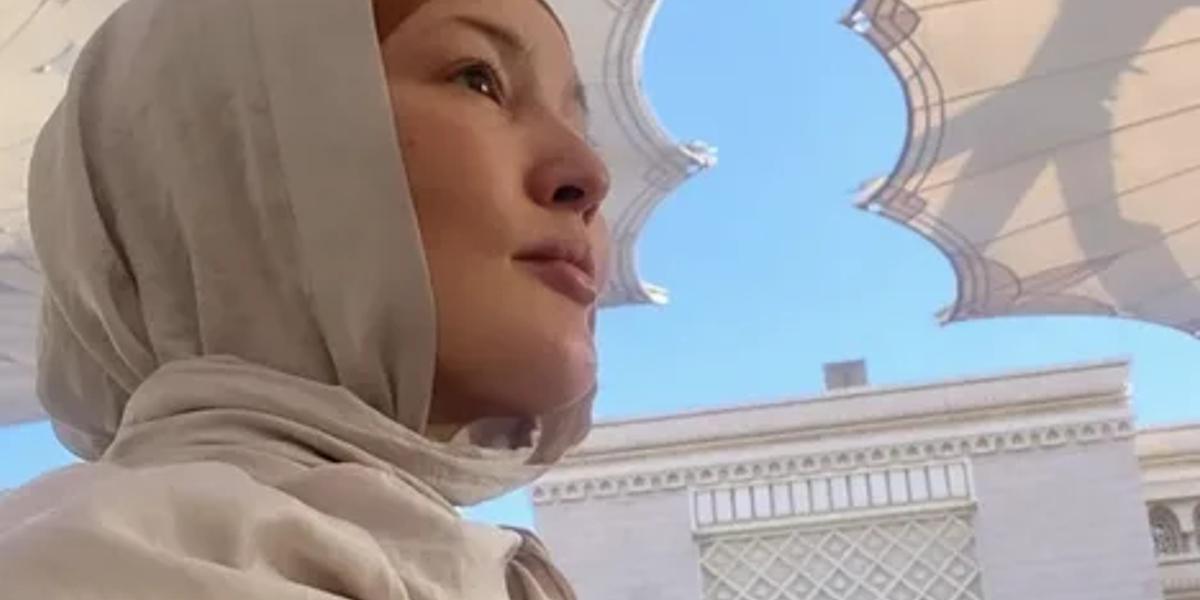 Кәмшат Жолдыбаева хиджаб кигені үшін сынаған көпшілікке жауап берді