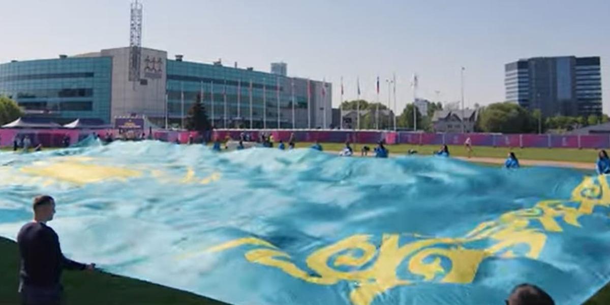 Гигантский флаг Казахстана развернули хоккейные фанаты в Риге