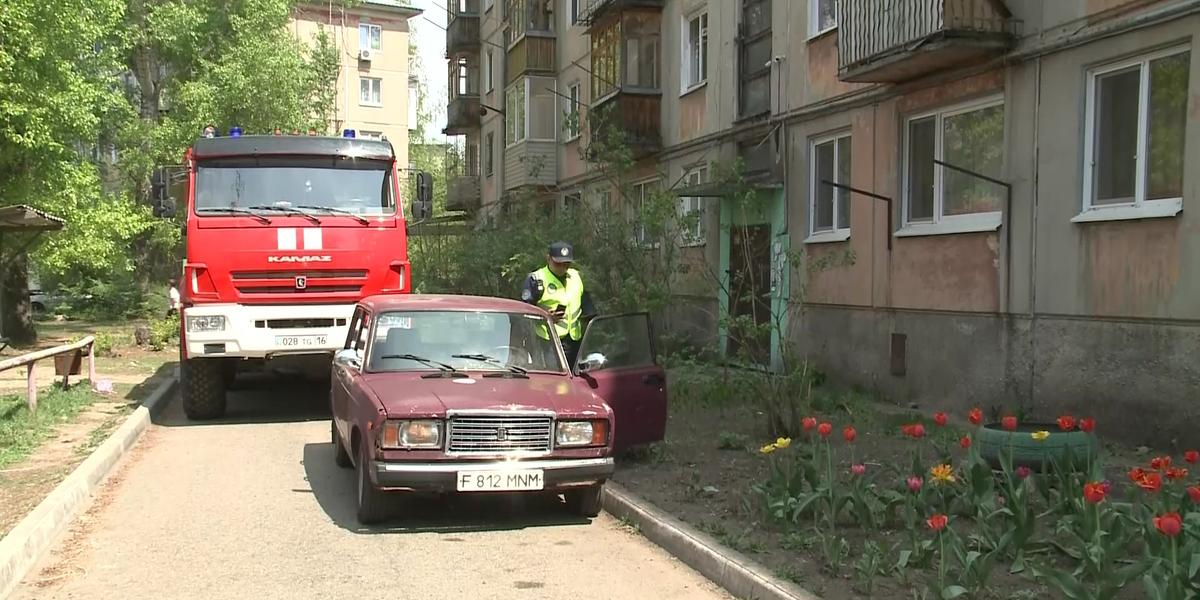 На шлагбаумы и машины во дворах пожаловались спасатели Усть-Каменогорска
