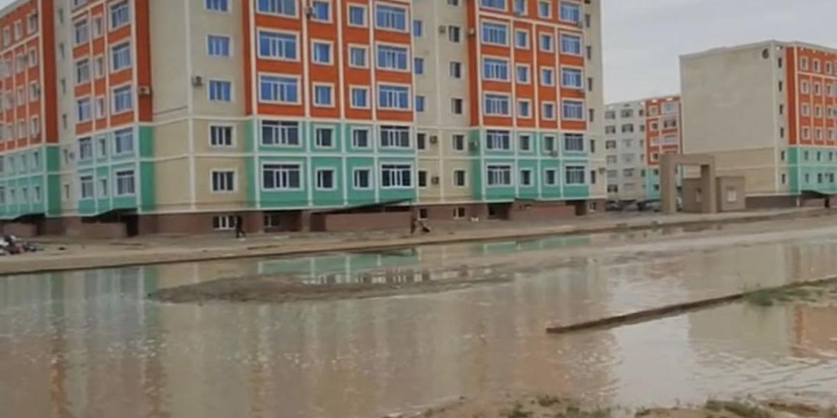 Квартиры и улицы Актау затопило после дождя